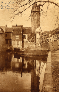 350470 Gezicht op de Zuidsingel en de Kamperbinnenpoort (tijdens restauratie) te Amersfoort, uit het zuiden.